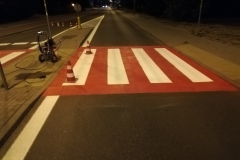 Biało-czerwone przejście dla pieszych